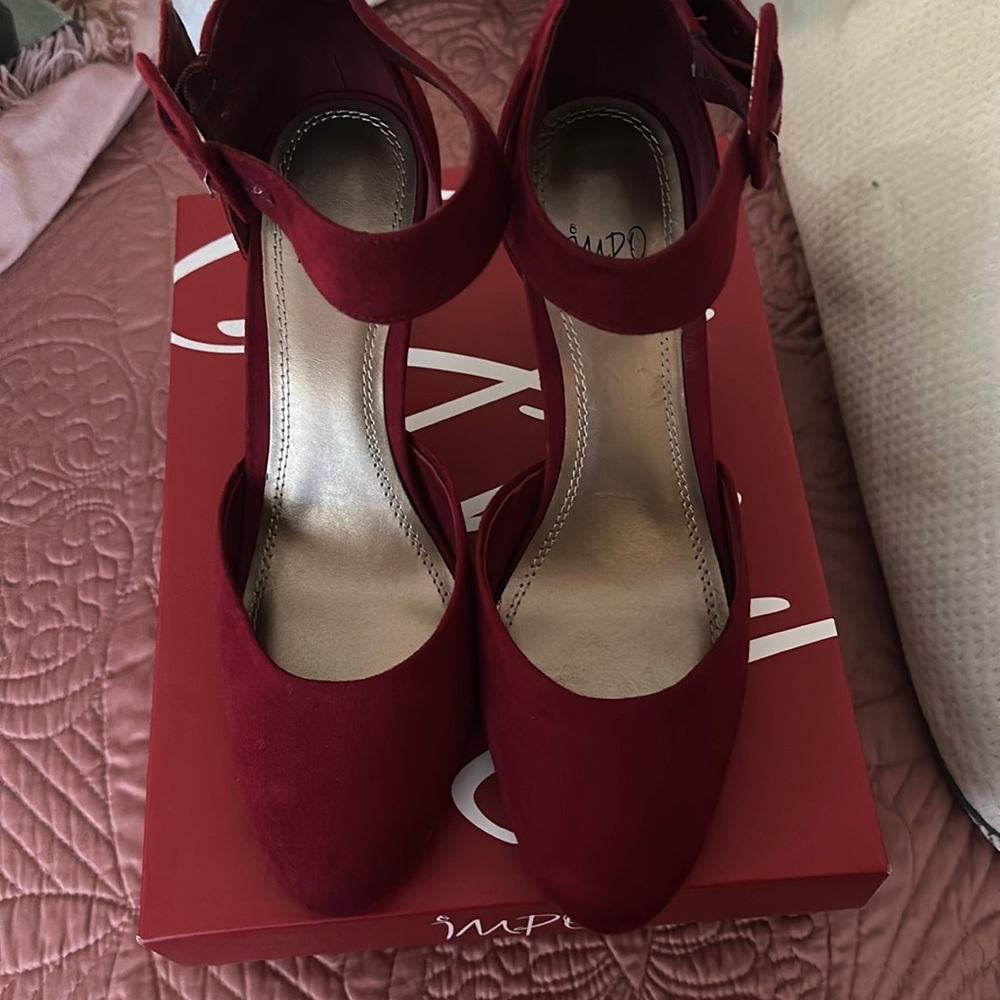Red velvet size 9 heel velvet material impo(brand) with buckle